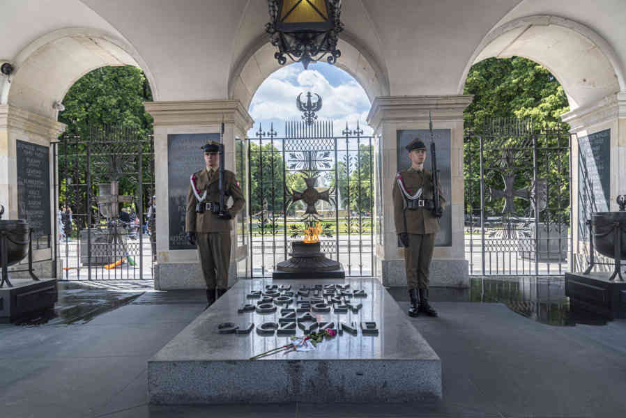 Polonia - Varsovia 100 - Tumba del Soldado Desconocido.jpg